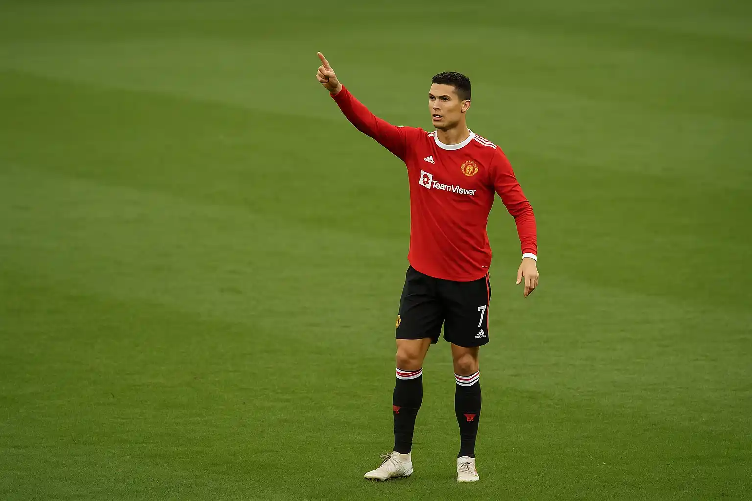 Cristiano Ronaldo giơ tay chỉ đạo trong khi... không có ai xung quanh.