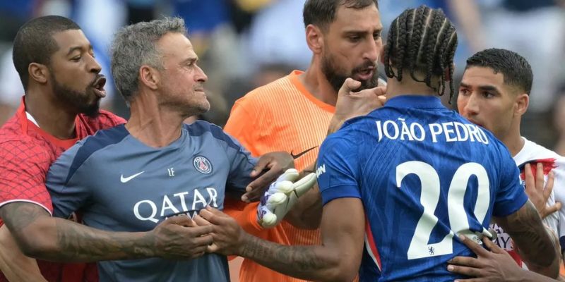 HLV Luis Enrique đã không giữ được bình tĩnh và tát vào mặt cầu thủ đội bạn